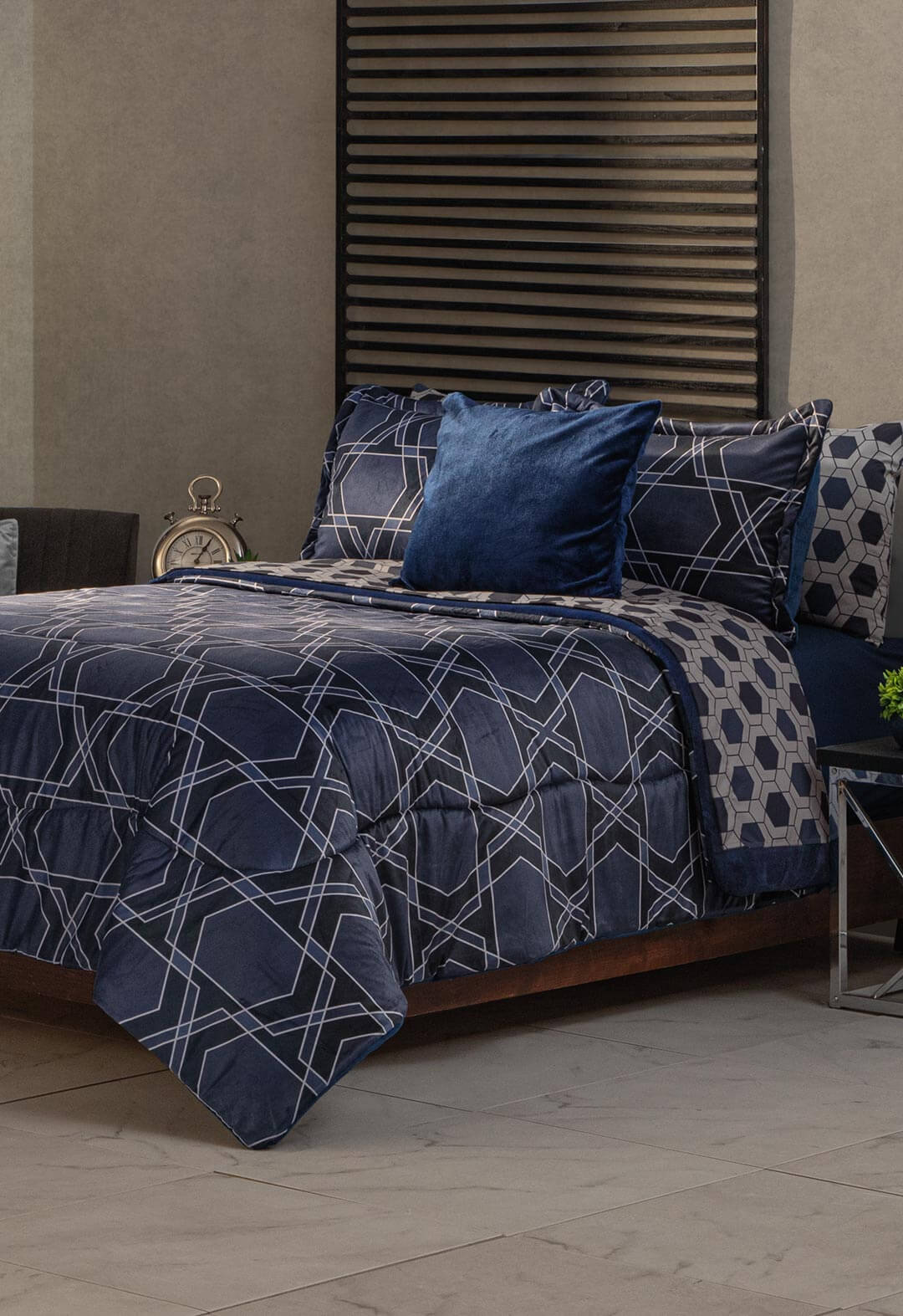 El Coordinado de Cobertor Imperio con un diseño geometrico y muy elegante, es un completo juego que incluye juego de sabanas, fundas decorativas y cojín.&nbsp;